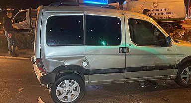 Işıkta bekleyen araçlara çarpan otomobil zincirleme kazaya neden oldu: 2 yaralı