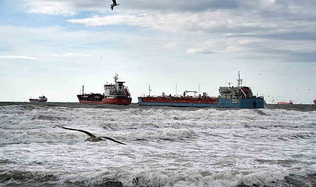 İstanbul'da birbirine temas eden tankerlerden biri kurtarıldı