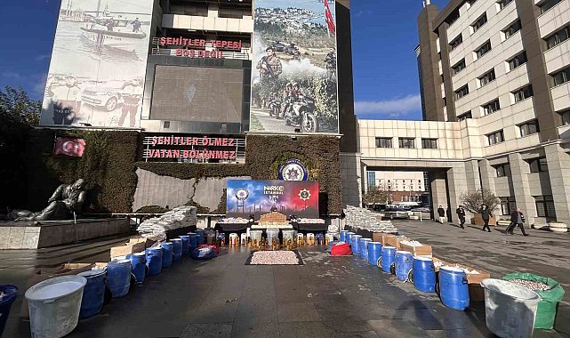 İstanbul'da ele geçirilen 1 ton 144 kilo uyuşturucu emniyette sergilendi
