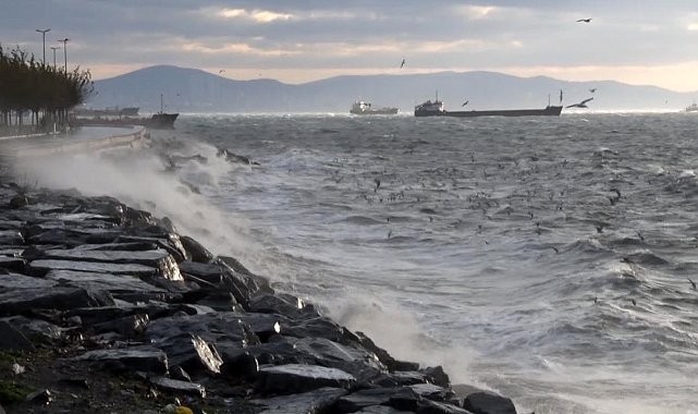 İstanbul'da fırtına etkili oluyor: Dalgalar sahili dövdü