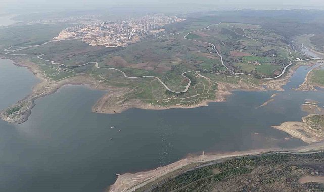 İstanbul'da kuraklığın en net görüntüsü: Barajdaki su seviyesi düşünce eski köy evleri ortaya çıktı