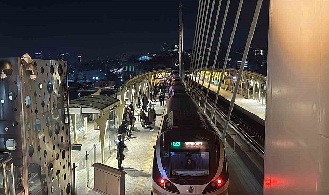 İstanbul'da metro arızası: Seferler aksadı, duraklarda yoğunluk oluştu