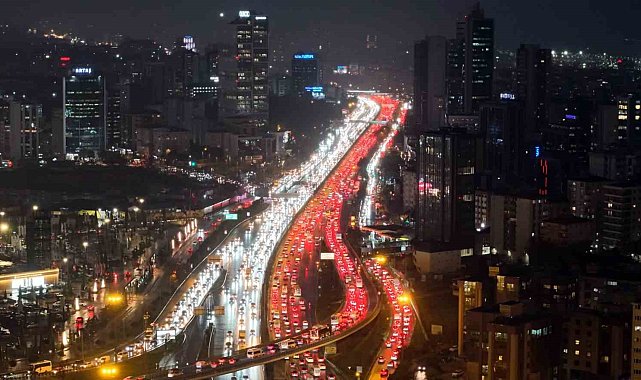 İstanbul'da trafik durma noktasına geldi: Yağmurun etkisi ile yoğunluk yüzde 90'a ulaştı