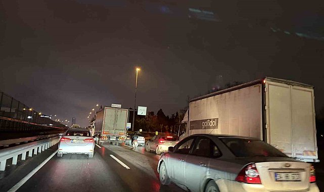 İstanbul'da trafik yüzde 90'a ulaştı, ağır vasıtalar dikkat çekti