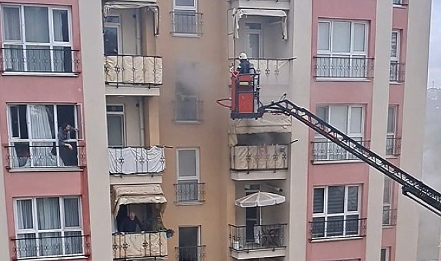 İtfaiye eri, oksijen maskesini vatandaşa verip hayatını kurtardı