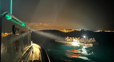 İzmir açıklarında 68 düzensiz göçmen kurtarıldı