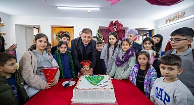 İzmir Basmane'de çocuklara yeni yıl coşkusu