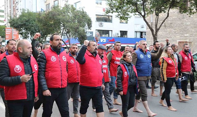 İzmir Büyükşehir işçilerinden çıplak ayaklı protesto