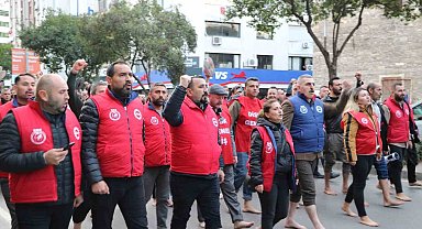 İzmir Büyükşehir işçilerinden çıplak ayaklı protesto