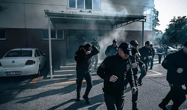 İzmir İtfaiyesi'nden polis okulunda yangın tatbikatı
