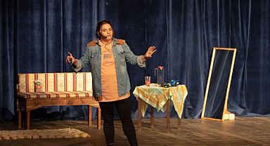 İzmir Narlıdere'de "Özel Anne" oyunu sanatseverlerle buluştu