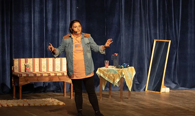 İzmir Narlıdere'de "Özel Anne" oyunu sanatseverlerle buluştu