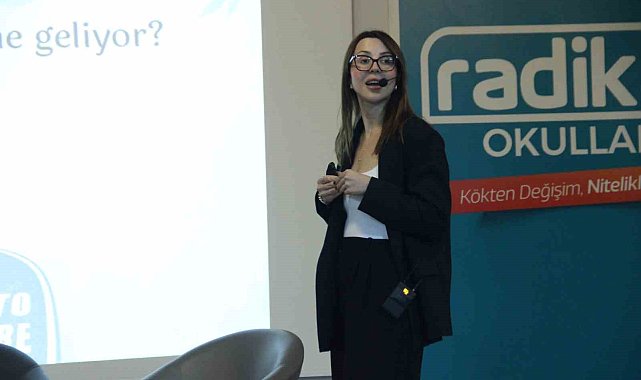 İzmir'de dev psikoloji zirvesi: Gençler geleceğe 'Radikal' bir bakış attı