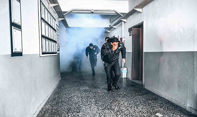 İzmir'de, itfaiyeden polis okulunda yangın tatbikatı