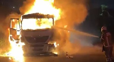 İzmir'de kömür yüklü tır alev aldı