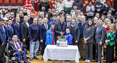 İzmir'de Başkan Tugay, yeni yıl öncesi sporcularla bir araya geldi