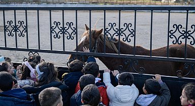 İzmirli çocuklara hayvan sevgisi kazandırılıyor