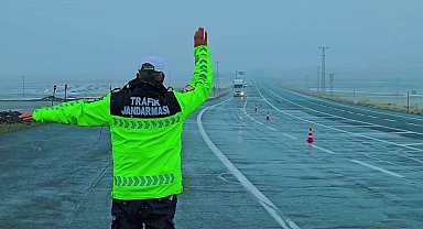 Jandarma trafik ekiplerinden kış lastiği denetimi