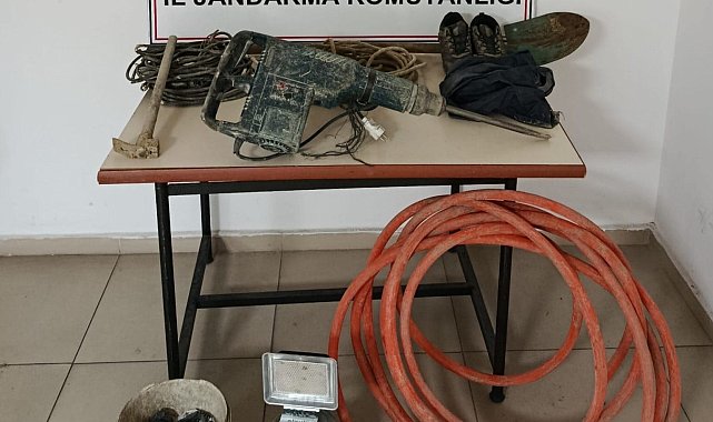 Kaçak kazı yapan 3 kişi jandarmaya suçüstü yakalandı