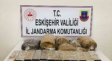 Kaçak tütün ve cep telefonu satmak isteyen şahısları jandarma yakaladı