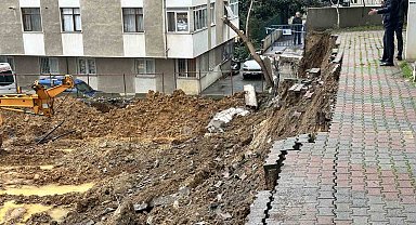 Kadıköy'de yağışlara dayanamayan istinat duvarı çöktü