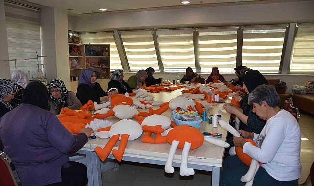Kadınlar, lösemili çocuklara oyuncak bebek ve elbise dikmek için bir araya geldi