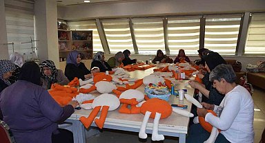 Kadınlar, lösemili çocuklara oyuncak bebek ve elbise dikmek için bir araya geldi