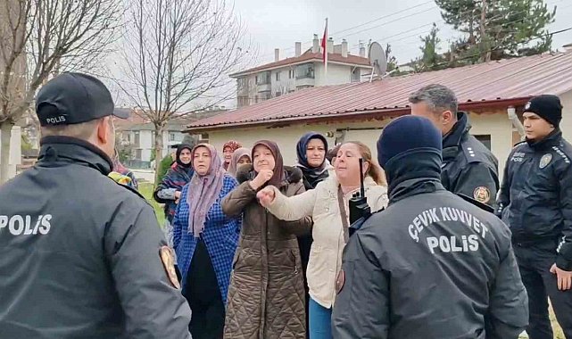 Kadınlardan mahalleye yapılacak baz istasyonuna ve erkeklere tepki