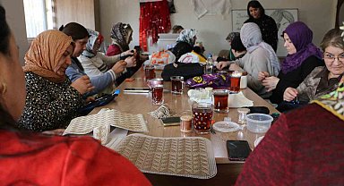 Kadınların el emeğiyle ürettikleri tel kırma şal ve çantalar yoğun ilgi görüyor