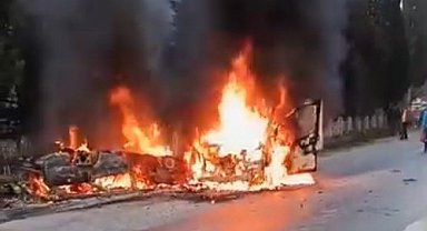 Kafa kafaya çarpışan araçlar çıkan yangında küle döndü