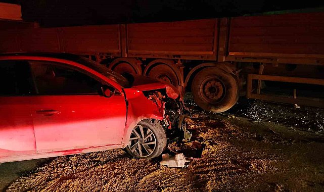 Kağıthane'de makas atan sürücü, park halindeki tıra çarptı: 2 yaralı