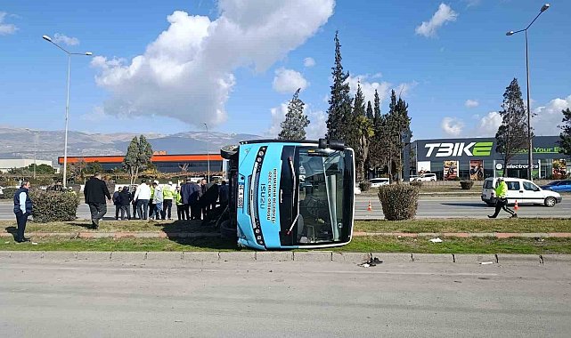 Kahramanmaraş'ta aracın çarptığı halk otobüsü devrildi: 13 yaralı