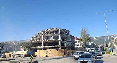 Kahramanmaraş'ta depremde hasar alan iş merkezi yıkıldı