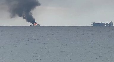 Kalkan açıklarında alev alan lüks teknedeki kaptan Sahil Güvenlik ekiplerince kurtarıldı