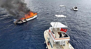 Kalkan açıklarında lüks teknenin alev alev yandığı anlar dronla görüntülendi