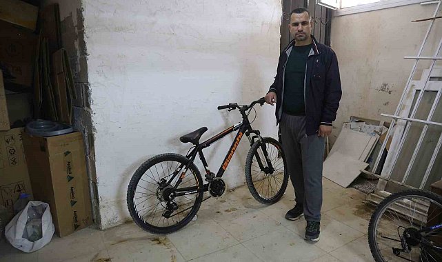 Kameralara yakalanan bisiklet hırsızına "Yazık yaşın genç diye şikayetçi olmadık, bir an önce iş bul ve çalış" diyerek nasihat etti