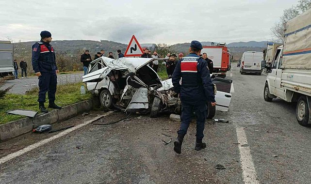 Kamyona çarpan otomobil hurdaya döndü: 1 ölü, 2 yaralı