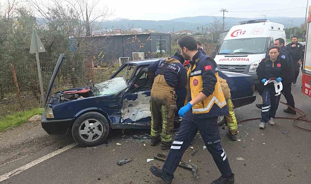 Kamyonet ters yönden gelen TOFAŞ otomobile çarptı