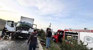 Kamyonette sıkışan iki kişi kurtarıldı