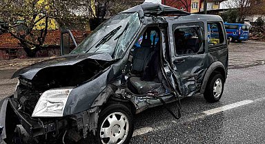 Kamyonun çarptığı hafif ticari araç 50 metre savruldu: 1 ölü, 2 yaralı