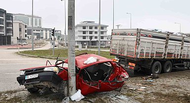 Kamyonun çarptığı Tofaş kağıt gibi katlandı: 4 yaralı