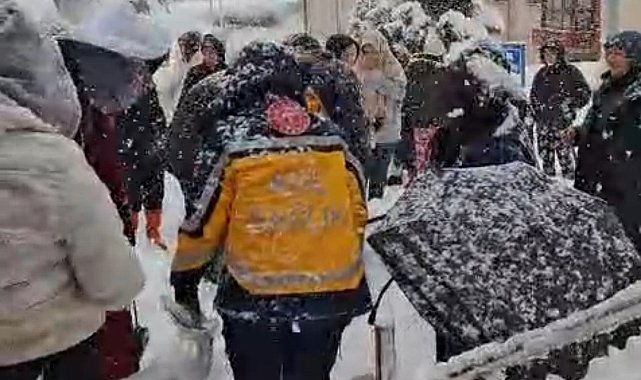 Kar kaplı merdivenden düşen öğrenci yaralandı