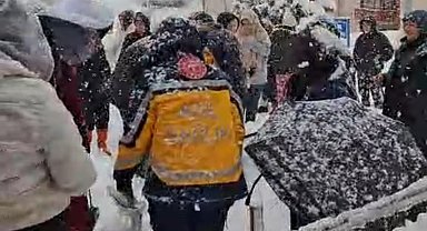 Kar kaplı merdivenden düşen öğrenci yaralandı