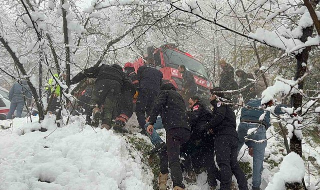 Kar sebebiyle kayganlaşan yolda kontrolden çıkan otomobil şarampole devrildi: 3 yaralı