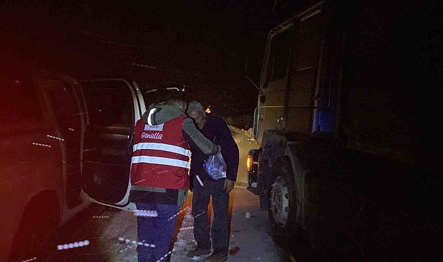 Kar ve tipi nedeniyle Tendürek'te yolda kalanlara Kızılay yardım ulaştırdı