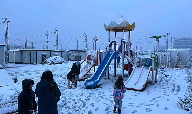 Kar yağışı Hatay'ı beyaza bürüdü, 2 ilçede okullar tatil edildi