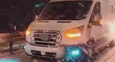 Kar yağışının etkili olduğu Yağdonduran Geçidi'nde sürücüler güçlükle ilerledi