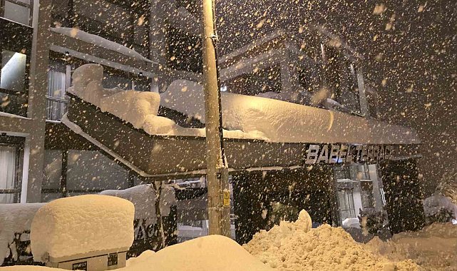 Kar yükünü taşıyamayan site giriş tacında yıkılma tehlikesi