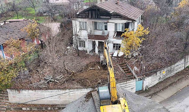 Karabük'te tehlikeli yapıların yıkımı sürüyor
