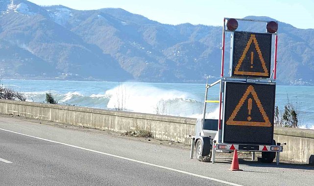 Karadeniz Sahil Yolu'nda dalga ve fırtına alarmı